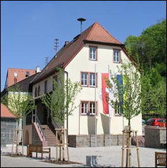 Rathaus mit neu gestaltetem Marktplatz